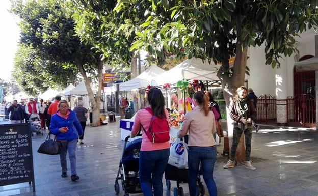 El mercadillo comienza hoy en la plaza de la Unión Europea tras varios meses de negociaciones. /A. G.
