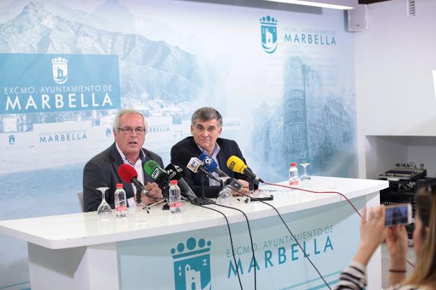 El teniente de alcalde de San Pedro, Rafael Piña, y el concejal de Obras, Javier García, ayer. /Josele-Lanza -