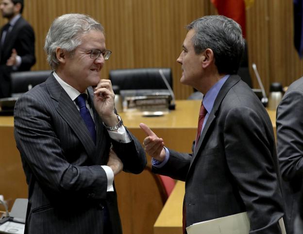 El presidente de la CNMV, Sebastián Albella, junto al diputado del PSOE, Pedro Saura, ayer en el Congreso. :: efe/