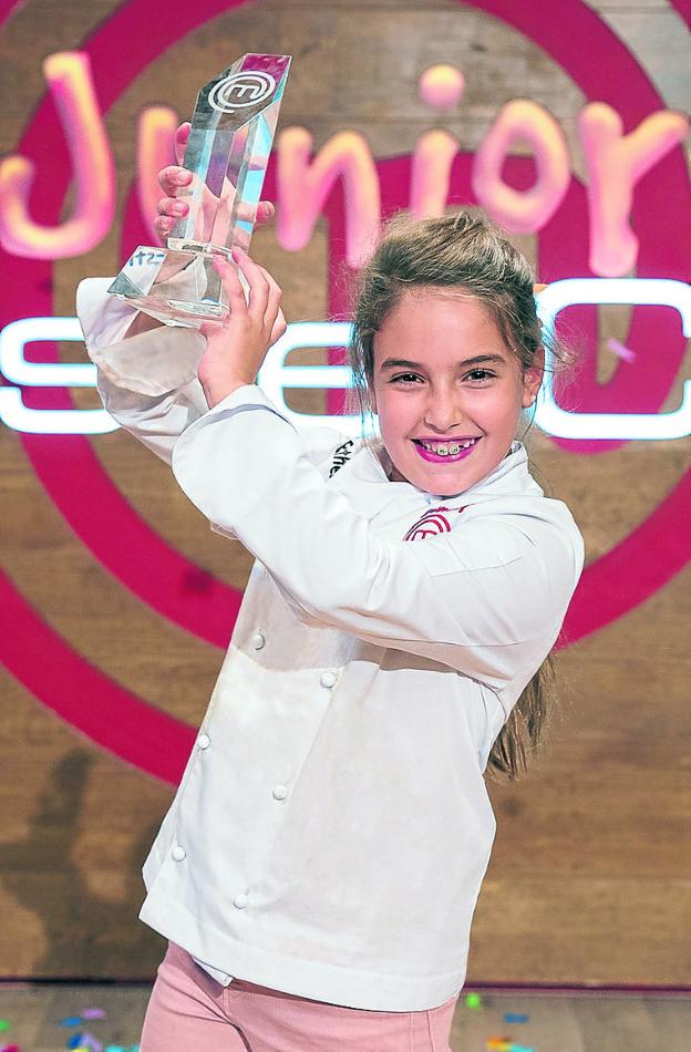 Esther Requena levanta el trofeo de vencedora. :: tve/