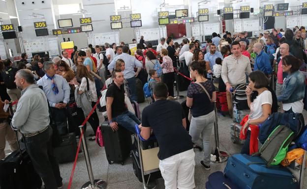 Imagen de archivo de pasajeros en el aeropuerto de Málaga./Fernando González