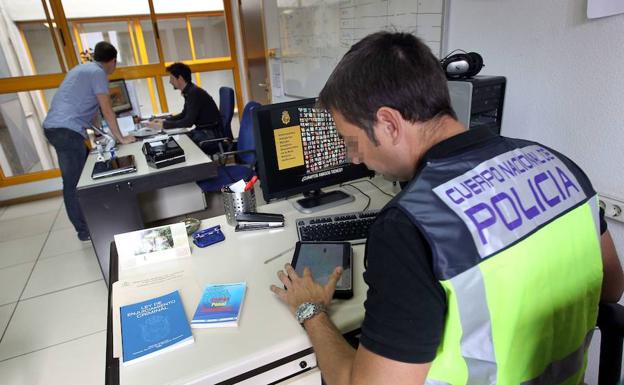 Los agentes de la Policía Nacional investigan delitos cometidos a través de las aplicaciones. /SUR
