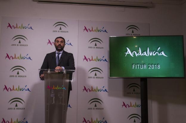 El consejero de Turismo avanzó la renovación del expositor de Andalucía en Fitur. /Fran Acevedo