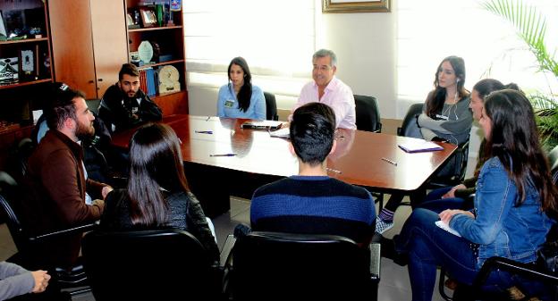Firma de los 22 nuevos contratos./Ch. Márquez