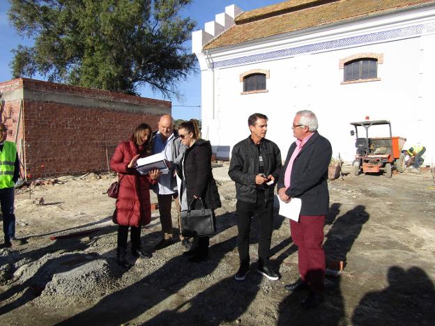 Rafael Piña y Gema Midón durante la visita realizada ayer. /SUR