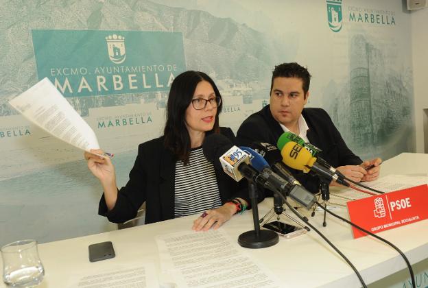 Los ediles del PSOE Isabel Pérez y Manuel García. /Josele-Lanza -
