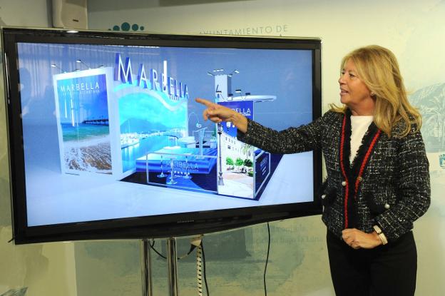Ángeles Muñoz enseña la imagen del expositor de Marbella en Fitur./Josele-Lanza -