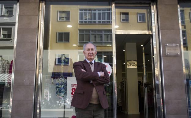 Carlos Rodríguez, en la puerta del negocio en la calle Armengual de la Mota./Fran Acevedo