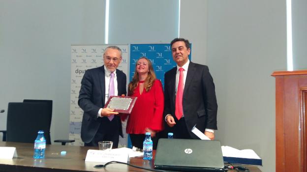 El magistrado José Luis Utrera, a la izquierda, con el reconocimiento del grupo Mediación Málaga. :: sur/
