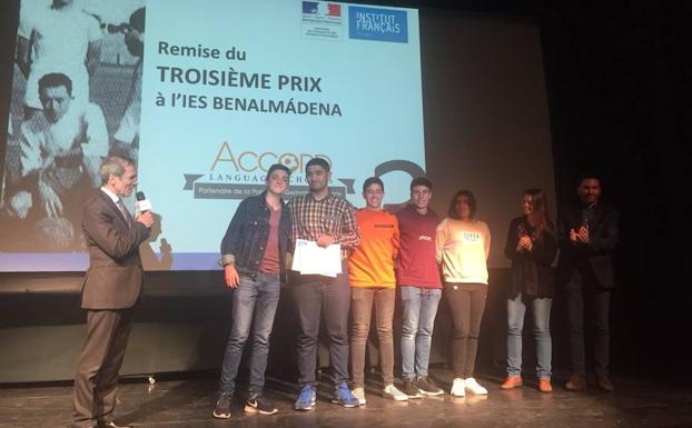 Entrega del premio a los ganadores del concurso, del IES Benalmádena./Sur
