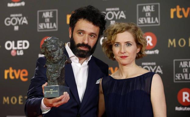 El realizador Rodrigo Sorogoyen posa con el Goya al "Mejor cortometraje de ficción" por su trabajo 'Madre'./EFE