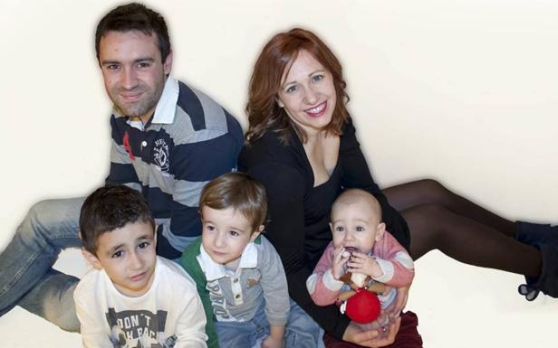 Sonia posa con su marido, Luis, y sus hijos David, Hugo y Oliver. /RC
