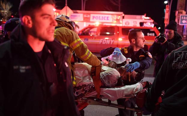 Médicos atienden a una víctima del accidente. /Darren Ornitz (Reuters)