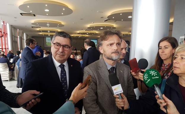 El alcalde, Antonio Moreno, y el consejero José Fiscal, ayer en Vélez en un foro sobre tropical y agua. /A. P.