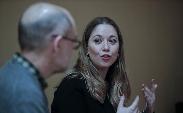 Marta Rebón, ayer, junto a Pablo Aranda, en el encuentro en el Museo Ruso. /Ñito Salas