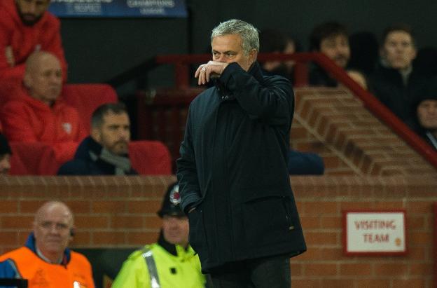 Mourinho, durante el partido frente al Sevilla. :: efe/