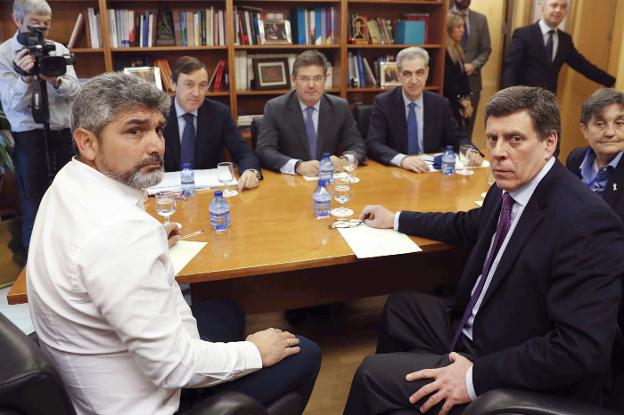 Los padres de Diana Quer (dcha.) y Mari Luz Cortés en su reunión con el ministro de Justicia y dirigentes populares en el Congreso. /Ch. Moya / Efe