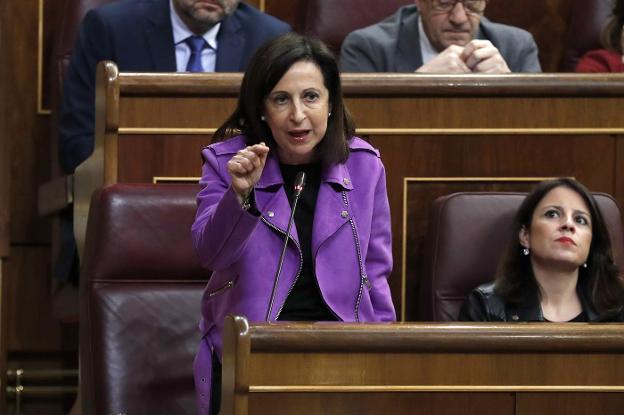 Margarita Robles interviene ayer en la sesión plenaria del Congreso. :: ballesteros / efe/
