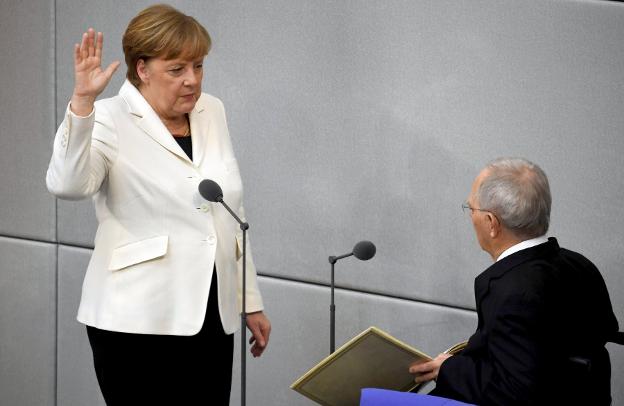 La ceremonia. Merkel juró ayer su cargo en el Bundestag. :: efe/