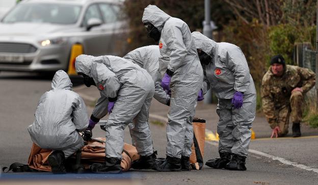 Efectivos militares investigan en Gillingham, en el sudeste de Inglaterra, en relación con el envenenamiento de los Skripal. :: a. dennis / afp/