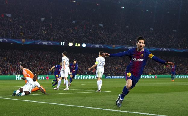 Leo Messi celebra el tercer gol del Barça en el choque disputado ayer en el Camp Nou. :: Enric Fontcuberta / efe/