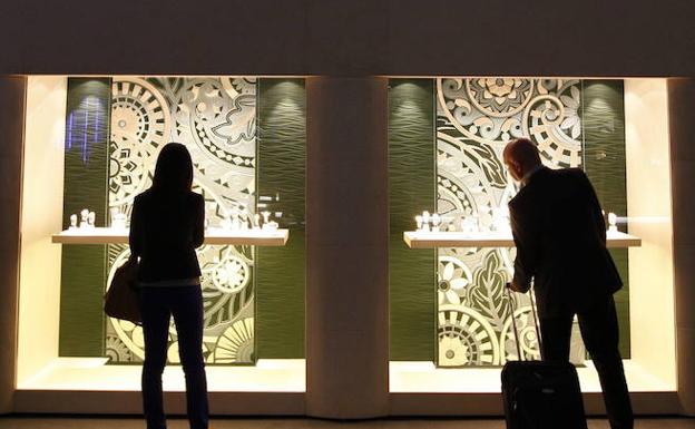 Dos personas miran un escaparate de Rolex/Reuters