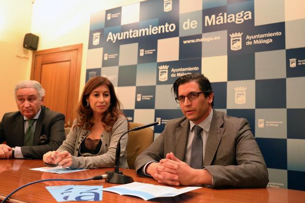 Antonio Pedraza, Gemma del Corral y Rafael Muñoz, ayer. :: sur/