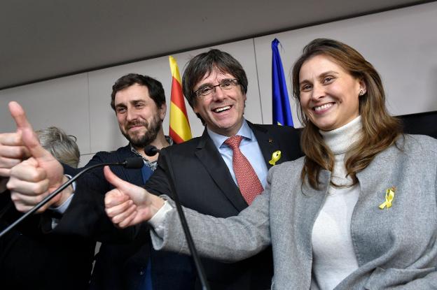Puigdemont flanqueado por los exconsejeros Meritxel Serret y Toni Comín en un acto en Bruselas. :: JOHN THYS / afp/