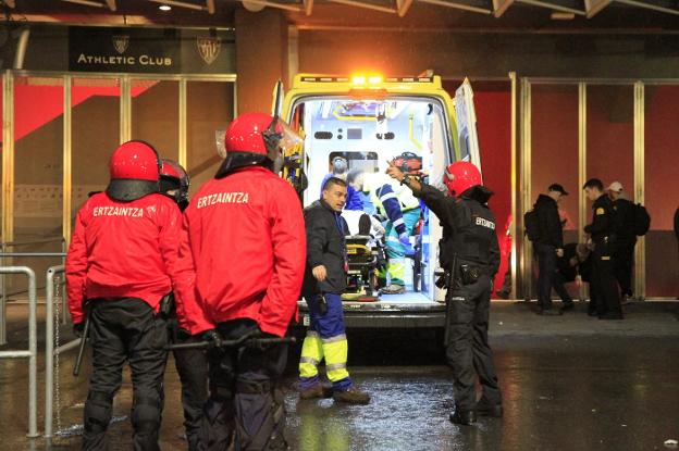 Uno de los vigilantes de seguridad heridos ayer es atendido en una ambulancia. :: MANU CECILIO/