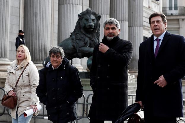 Los padres de Diana Quer y Mari Luz Cortés, junto a la presidenta de la Asociación Clara Campoamor, ayer en el Congreso.:: mariscal / efe/