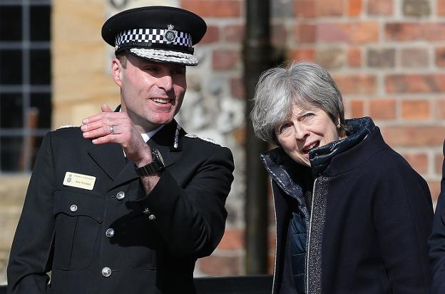 La primera ministra británica, Theresa May, habla con el jefe de la Policía de Wiltshire durante su visita ayer a Salisbury. :: D. L. O. / AFp/