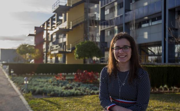 Aida Auñón, ante la Escuela de Ingenierías Industriales de la UMA, donde terminó sus estudios el pasado junio. /Fran Acevedo