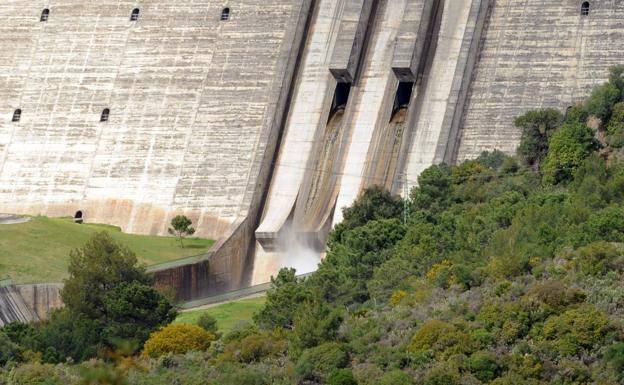 La Concepción comenzó a desembalsar agua al mar ayer. /Josele-Lanza -