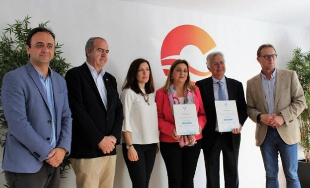 Entrega del reconocimiento al Caminito del Rey. /SUR