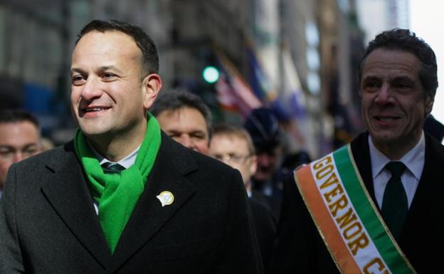 Leo Varadkar, primer ministro irlandés (i), durante los actos de celebración de San Patricio en Dublín./Jeenah Moon (Reuters)