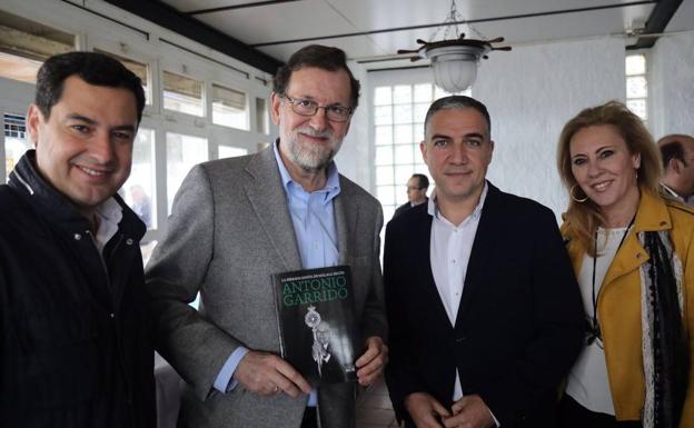 Juanma Moreno, Elías Bendodo y Carolina España regalaron el libro editado por SUR ‘La Semana Santa de Málaga según Antonio Garrido’ a Mariano Rajoy en Marbella