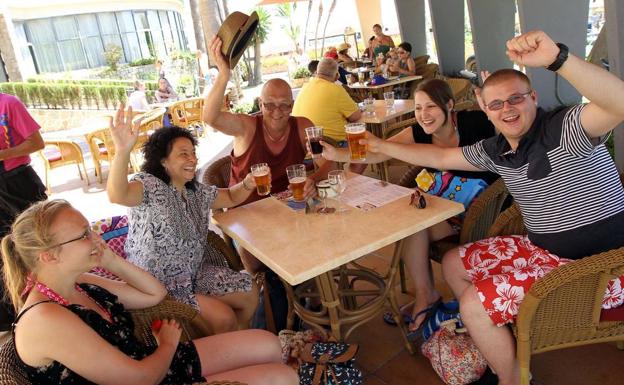 Turistas rusos brindan en un restaurante de Marbella./