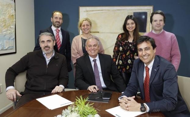 Los socios, Antonio y Juan Luis Pérez-Marín (en el centro y derecha, sentados), junto a parte del equipo de abogados. :/SUR