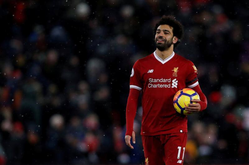 Mohamed Salah, llevándose el balón a casa tras marcar cuatro goles frente al Watford./Reuters