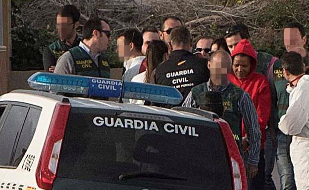 Ana Julia Quezada (de rojo), durante el registro de la finca de Rodalquilar el pasado 13 de marzo. /Ricardo García / EFE