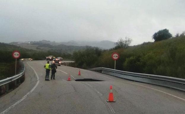 Socavón que ha obligado a desviar el tráfico./SUR