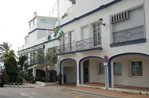 El edificio Puertosol acoge, además del Ayuntamiento, a numerosas oficinas. :: charo márquez/