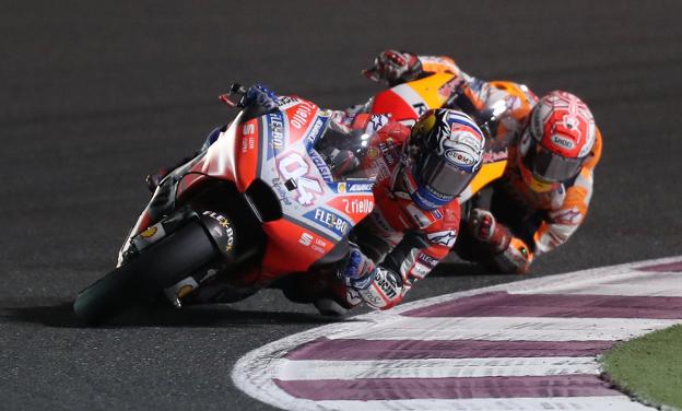 Andrea Dovizioso y Marc Márquez, detrás, durante la carrera de ayer. :: KARIM JAAFAR. afp/
