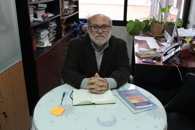 El profesor Miguel López Melero, en su despacho de la Facultad de Educación./P. Pineda