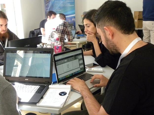 Participantes en el Hackathon organizado ayer durante la primera jornada de la Hackers Week. :: p. marinetto/