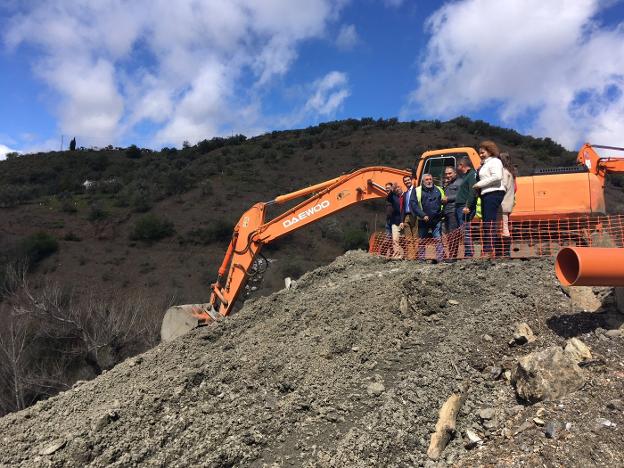 Elías Bendodo visitó ayer la zona junto a varios alcaldes./