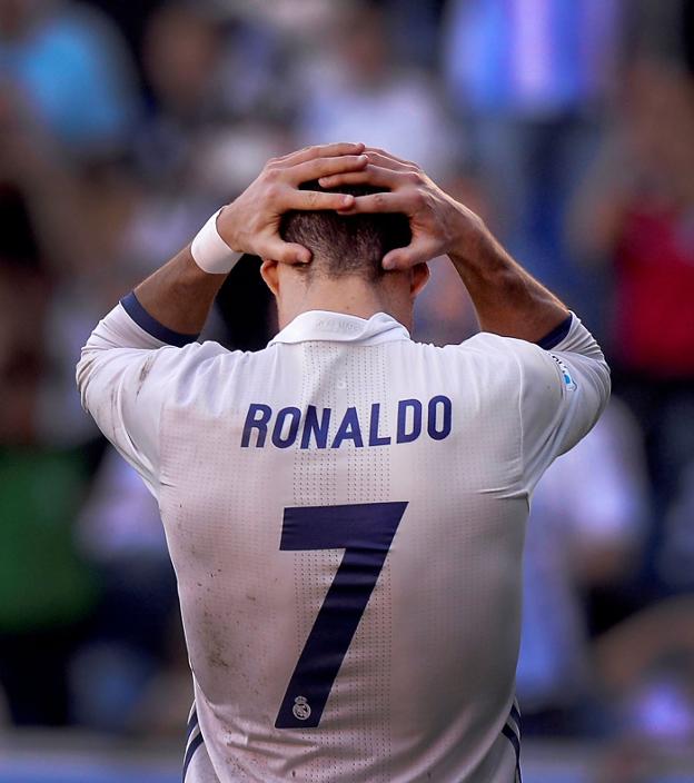 Cristiano Ronaldo, con las manos en la cabeza, durante un partido del Real Madrid. :: Vincent West. reuters/