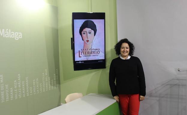 La concejala de Cultura, Cynthia García, con el cartel/