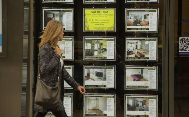 Una mujer pasa frente a una inmobiliaria./R. Gutiérrez