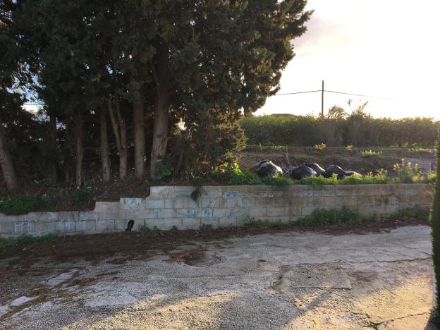Estado de uno de los accesos a las casas de Cuatro Vientos. :: sur/